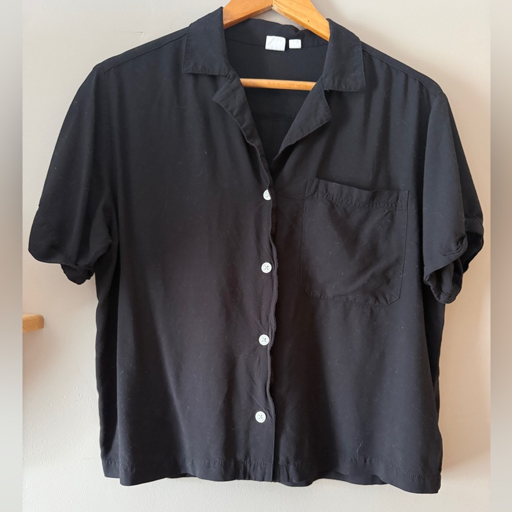 GAP Women’s Short Sleeve Camp Shirt in True Black size Small
